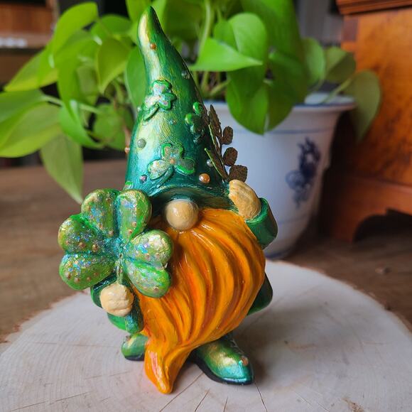 St. Patricks Day Gnome Sparkle Metallic Hand‎ Painted Irish Leprechaun Figure - Picture 1 of 10